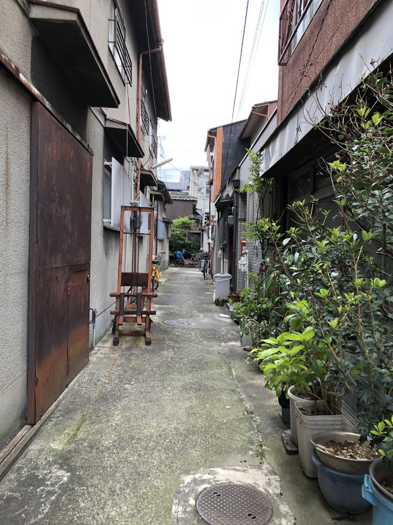 大阪市生野区桃谷の賃貸物件/反対側の路地、突き当りには緑