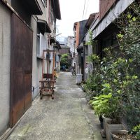 大阪市生野区桃谷の賃貸物件/反対側の路地、突き当りには緑