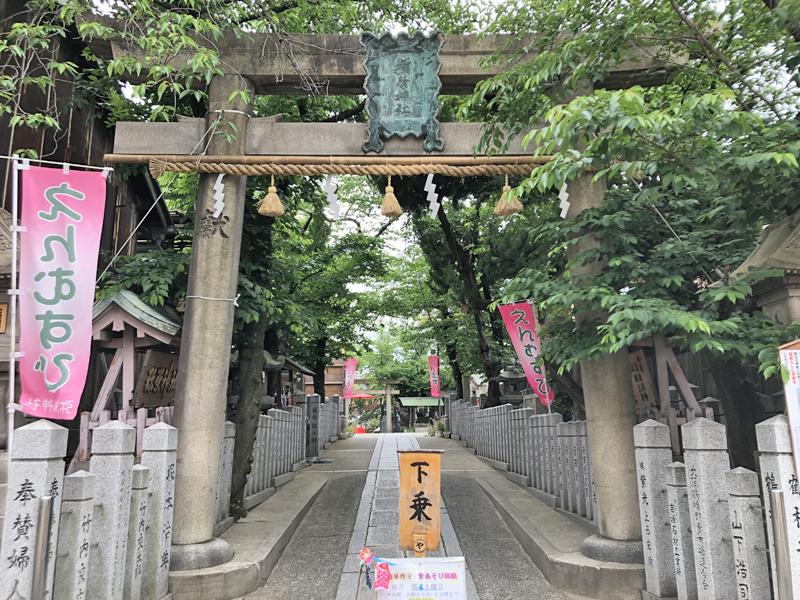 大阪市生野区桃谷の賃貸物件/西側の路地を抜けると彌栄神社
