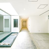 大阪市北区中崎西一丁目の賃貸物件/トップライトから光が差し込む（4階共用廊下）