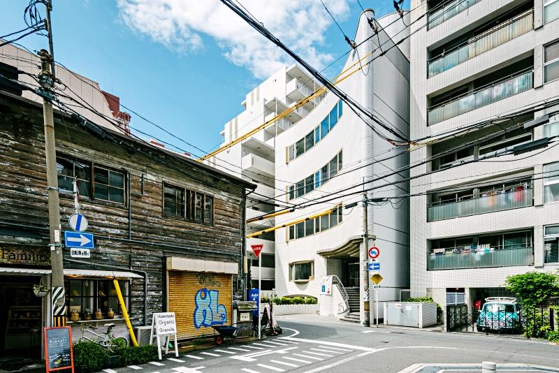 大阪市北区中崎西一丁目の賃貸物件/レトロな街並みの中にそびえたつアールな外観