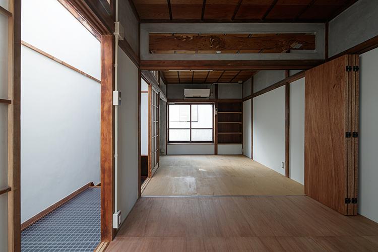 目黒区目黒本町の賃貸物件/2階。折れ戸を開ければ広い1室として使える。床は合板