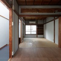 目黒区目黒本町の賃貸物件/2階。折れ戸を開ければ広い1室として使える。床は合板