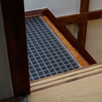 目黒区目黒本町の賃貸物件/2階の廊下はグレーチング素材で上から下へ光を通す