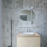 目黒区目黒本町の賃貸物件/洗面もスタイリッシュ。壁はOSB合板に塗装