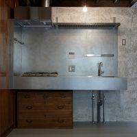目黒区目黒本町の賃貸物件/キッチンは4口ガスコンロ。下に置かれたタンスは移動もできます