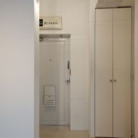 目黒区目黒の賃貸物件/玄関前にも船舶照明