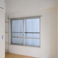 目黒区目黒の賃貸物件/西側の寝室。窓はありますが、目隠しがされています