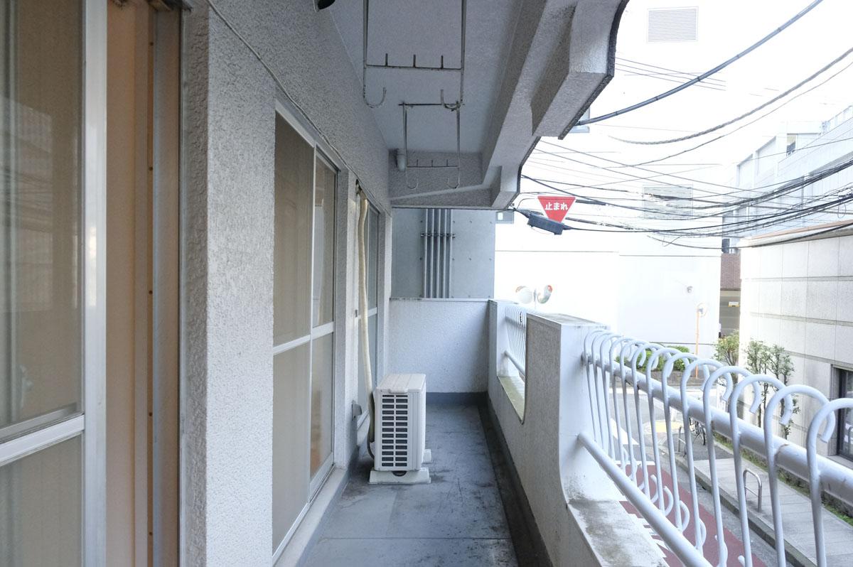目黒区目黒の賃貸物件/バルコニーは少し奥行きがあるため、椅子くらいは置けそう