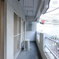 目黒区目黒の賃貸物件/バルコニーは少し奥行きがあるため、椅子くらいは置けそう