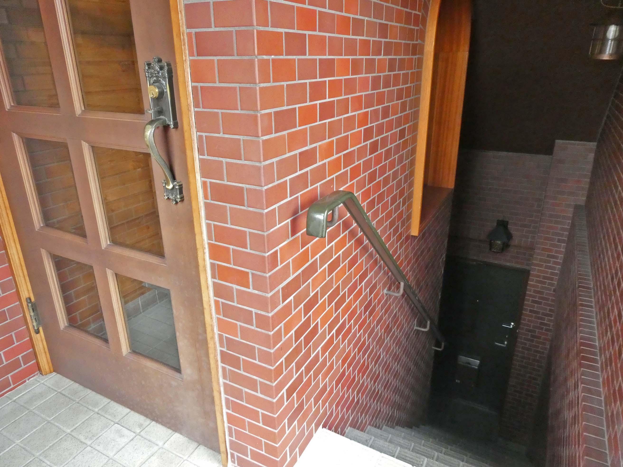 杉並区阿佐谷南の賃貸物件/奥に見える玄関を開けて、階段をあがり、左側の玄関から入室します