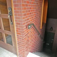 杉並区阿佐谷南の賃貸物件/奥に見える玄関を開けて、階段をあがり、左側の玄関から入室します