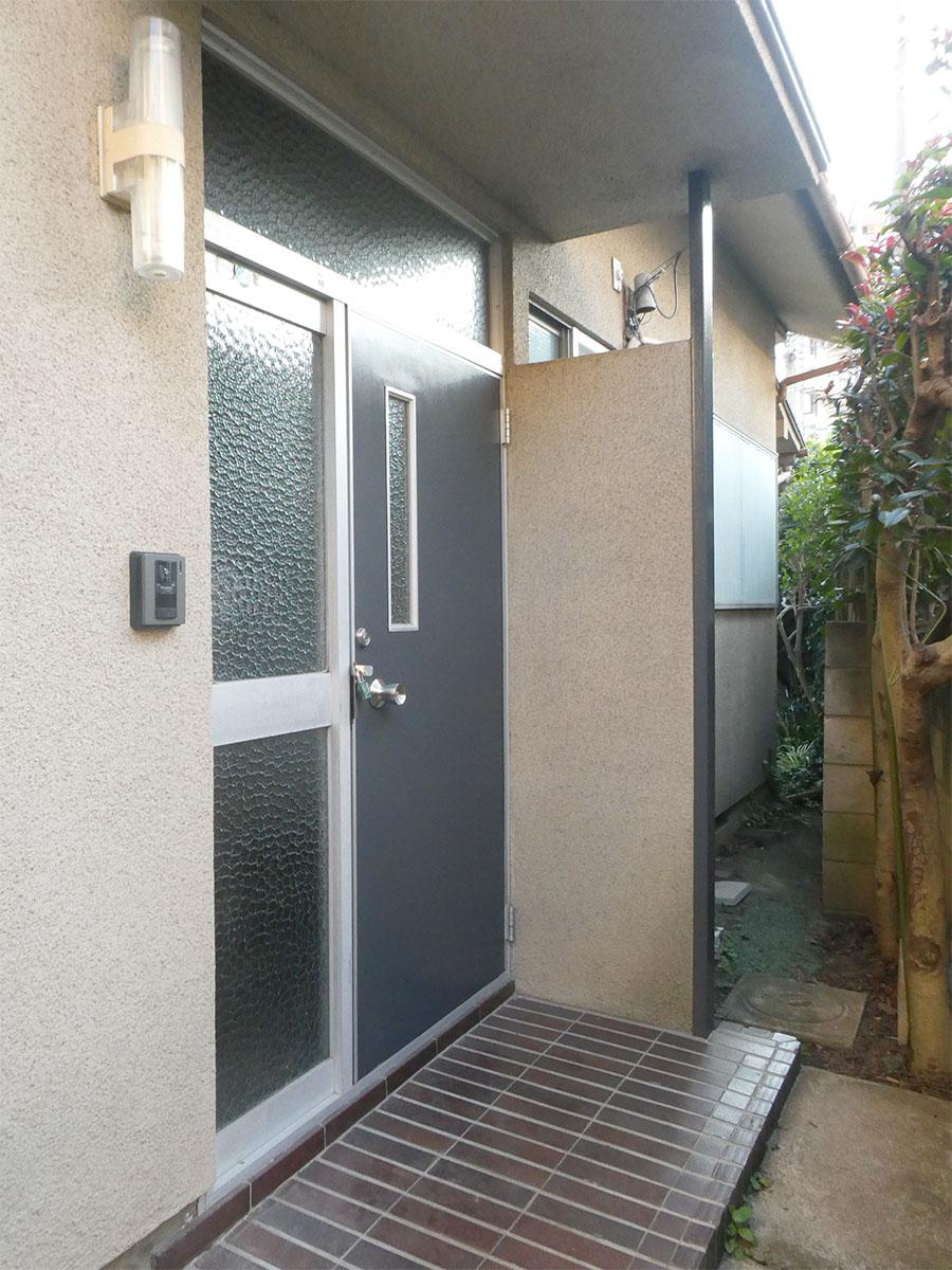 世田谷区用賀の賃貸物件/玄関の雰囲気も渋い！