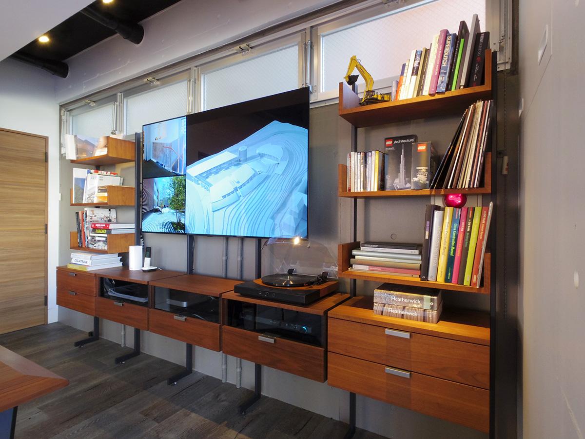 目黒区下目黒の賃貸物件/65インチのOLEDテレビで会議やプレゼンが可能。レコードプレーヤーもあるので、お気に入りのレコードを持ち込んでみては？