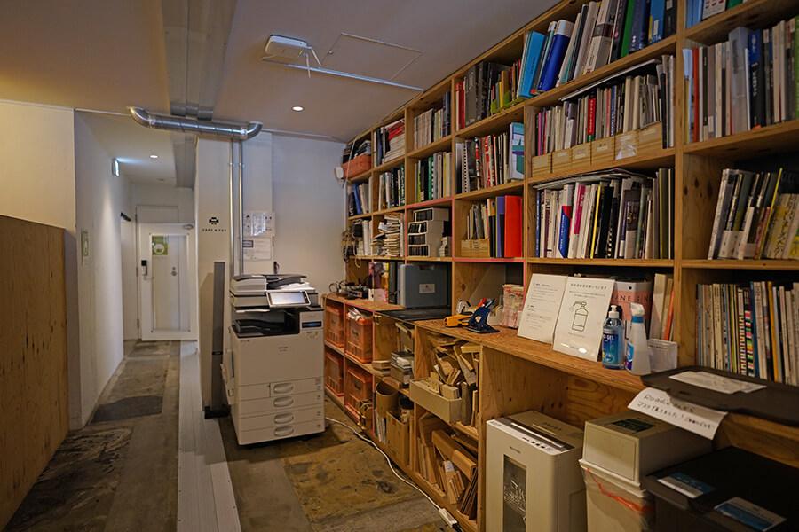 渋谷区代官山町の賃貸物件/共用の複合機、書棚。棚には建材のサンプルなどもあります