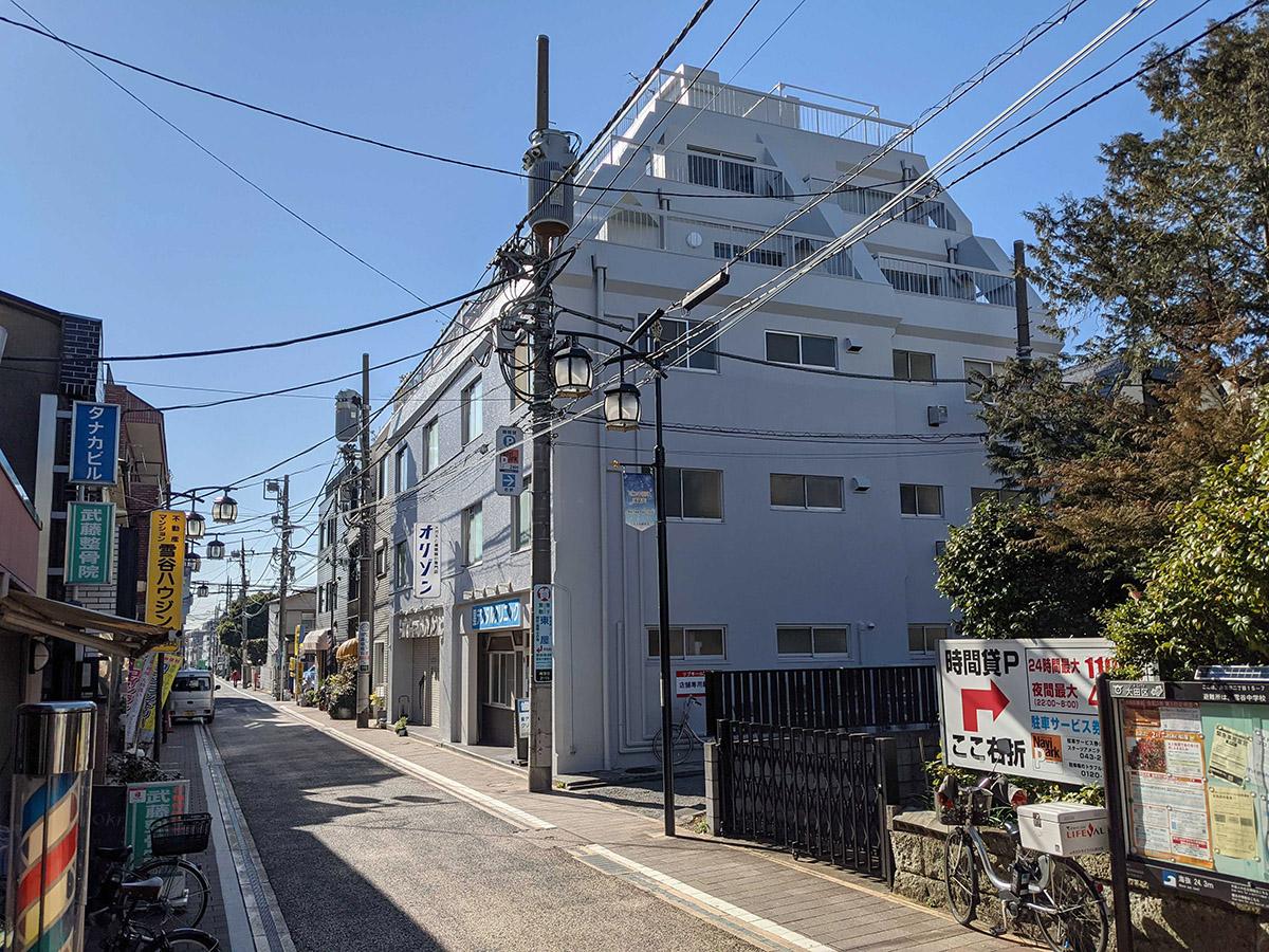 大田区南雪谷の賃貸物件/外観。外壁はライトグレーに塗装