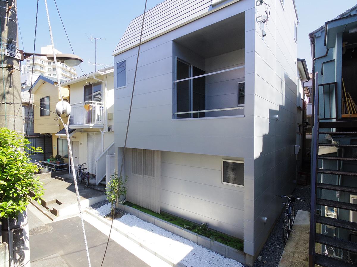 豊島区駒込の賃貸物件/外壁は銀色のガルバリウム鋼板