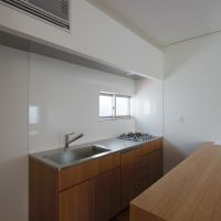 豊島区駒込の賃貸物件/広々としたキッチン。レンジフードは内臓されているつくりでシンプルな見た目