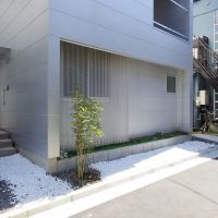 豊島区駒込の賃貸物件/しなやかに動く鎖帷子のようなカーテンが設置されている