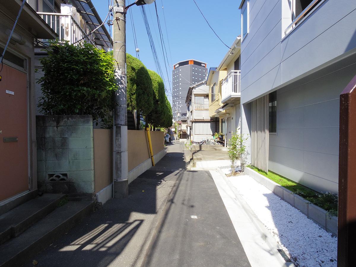 豊島区駒込の賃貸物件/どこか懐かしい雰囲気の路地に立っている