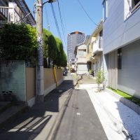 豊島区駒込の賃貸物件/どこか懐かしい雰囲気の路地に立っている