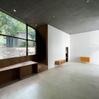 渋谷区東の売買物件/賃貸中の1階は天井高約3.7m。上の区画とまた違う雰囲気で素敵です