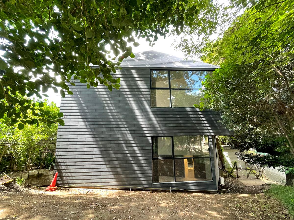 渋谷区東の売買物件/神社側から見た外観。窓の外のスペースは人通りもほとんどないのでご安心を