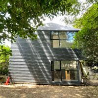 渋谷区東の売買物件/神社側から見た外観。窓の外のスペースは人通りもほとんどないのでご安心を