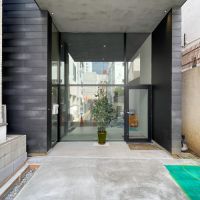 渋谷区東の売買物件/右側が1階区画への出入り口。左側が2階区画への出入り口