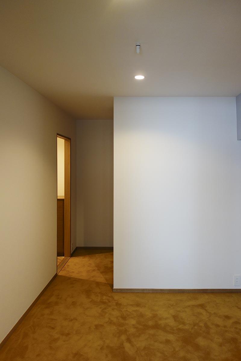 渋谷区宇田川町の賃貸物件/中央のウォークインクローゼットとして設計された部屋はカーペット