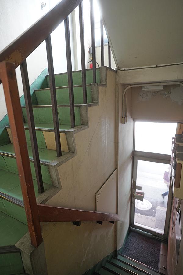 中央区築地の賃貸物件/共用階段もレトロな雰囲気