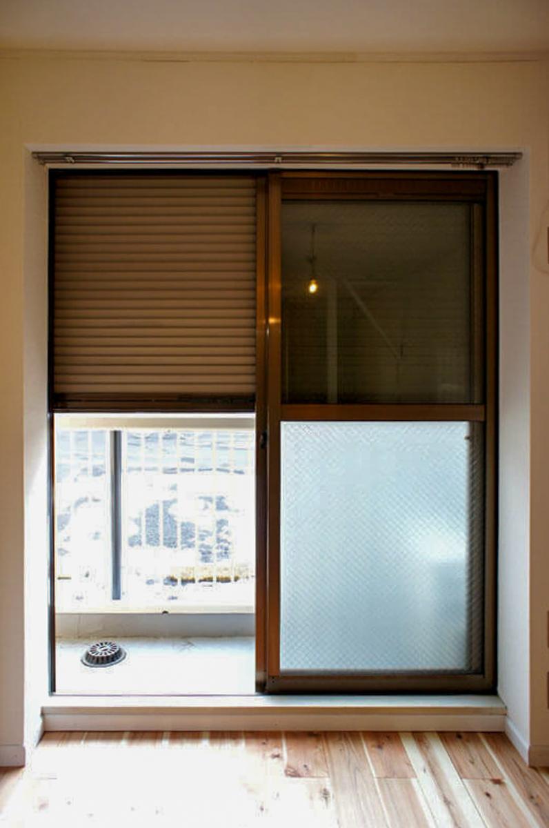 練馬区高松の賃貸物件/西側の窓にはシャッターが付いています