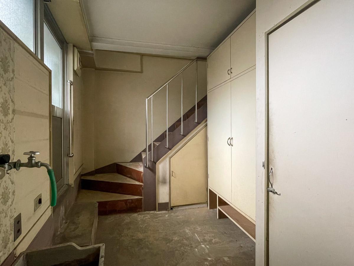 練馬区中村南の賃貸物件/倉庫のバックヤード。収納と2階に上がる階段があります