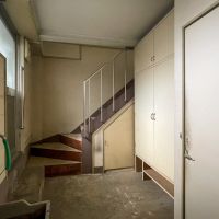 練馬区中村南の賃貸物件/倉庫のバックヤード。収納と2階に上がる階段があります
