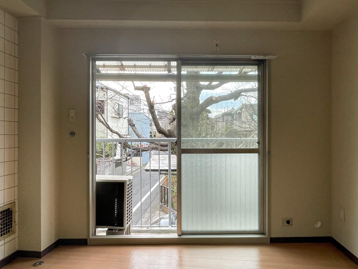 練馬区中村南の賃貸物件/2階：リビング。お隣の桜の木が見えます