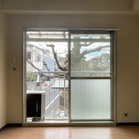 練馬区中村南の賃貸物件/2階：リビング。お隣の桜の木が見えます