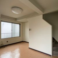 練馬区中村南の賃貸物件/2階：6畳の洋室。3階に上がる階段
