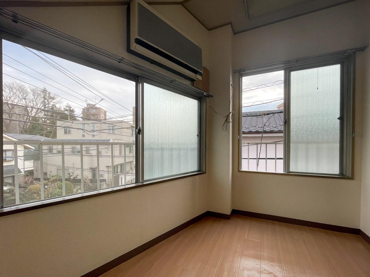 練馬区中村南の賃貸物件/3階：3畳の洋室。壁はほぼ窓で気持ちいいかも