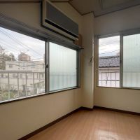 練馬区中村南の賃貸物件/3階：3畳の洋室。壁はほぼ窓で気持ちいいかも