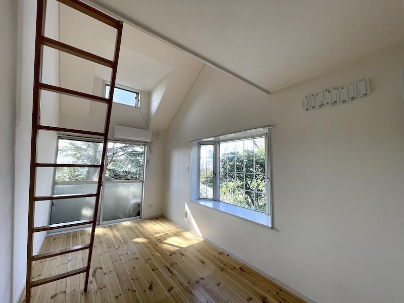 横浜市中区山手町の賃貸物件/天井が高く上部にはハイサッシがあるので広さと明るさを感じます