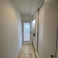 横浜市中区山手町の賃貸物件/廊下にも表情の良いフローリングが張られています