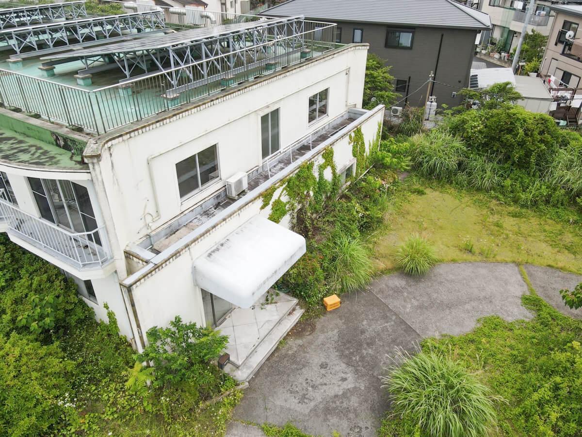 静岡県伊東市川奈の売買物件/エントランスも学校っぽい雰囲気がある