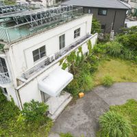 静岡県伊東市川奈の売買物件/エントランスも学校っぽい雰囲気がある