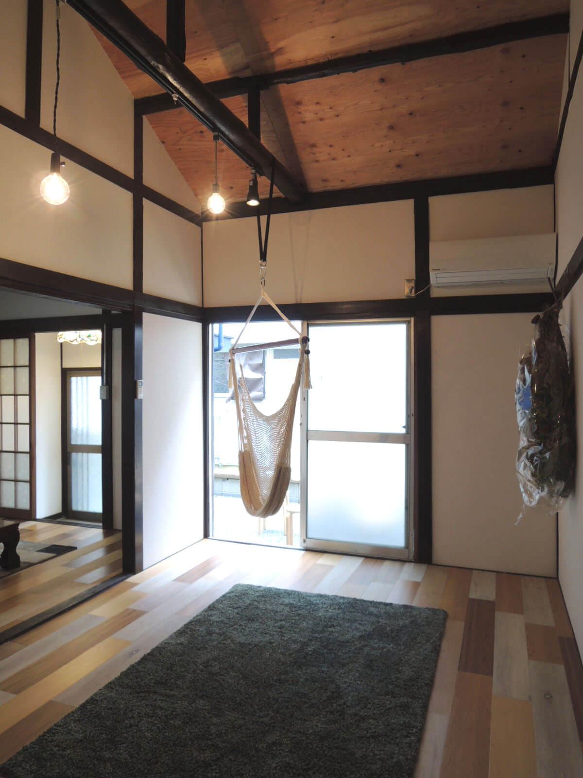 埼玉県蕨市中央の賃貸物件/板張りにラグを敷くとこんな感じ