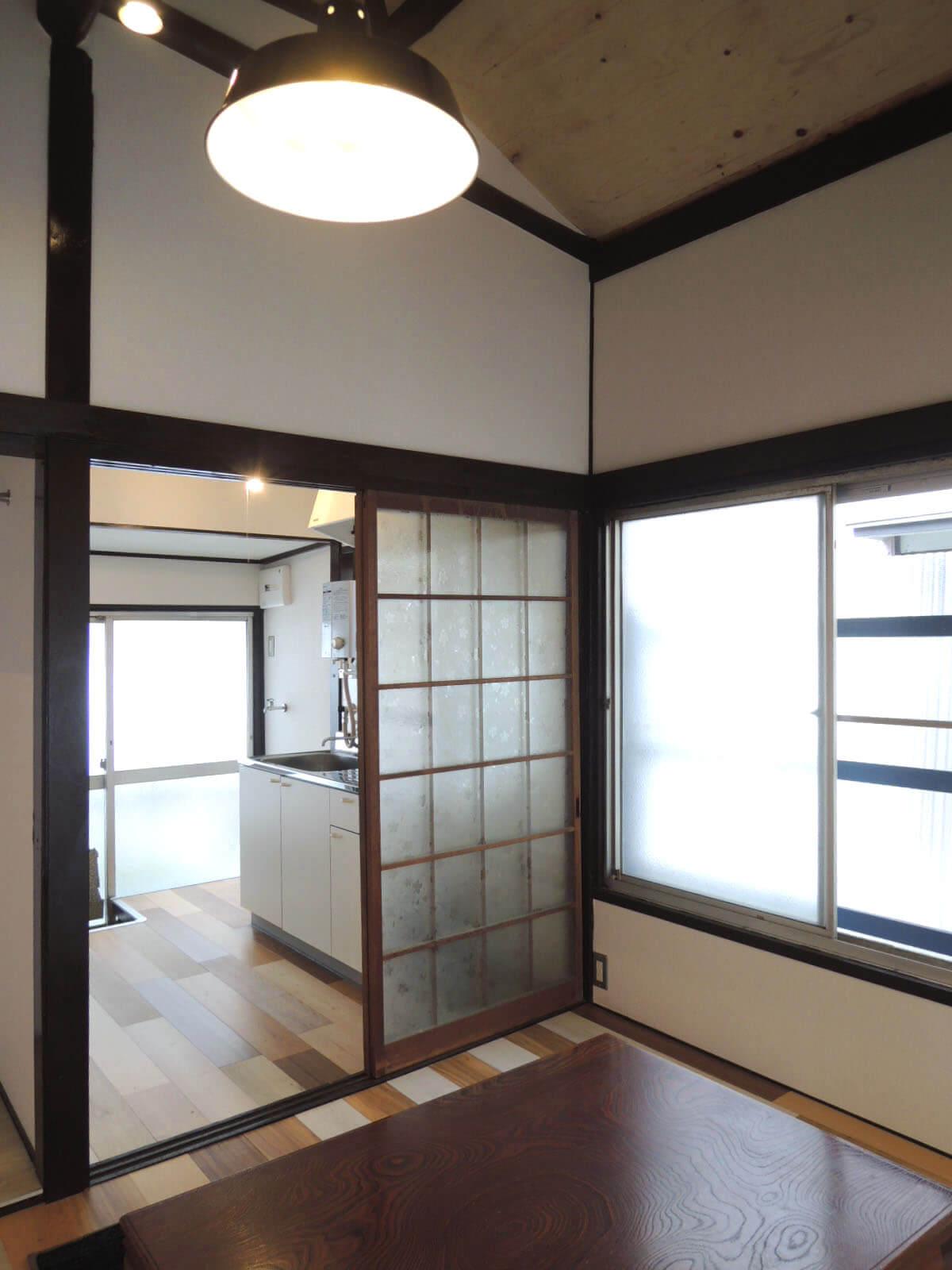 埼玉県蕨市中央の賃貸物件/キッチンとトイレは奥に集約され