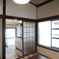 埼玉県蕨市中央の賃貸物件/キッチンとトイレは奥に集約され