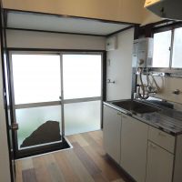 埼玉県蕨市中央の賃貸物件/洗濯機置場はキッチンの奥に