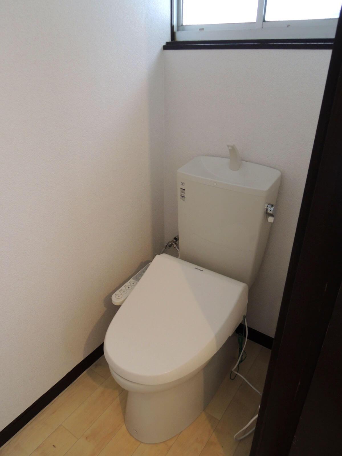 埼玉県蕨市中央の賃貸物件/トイレに窓あり