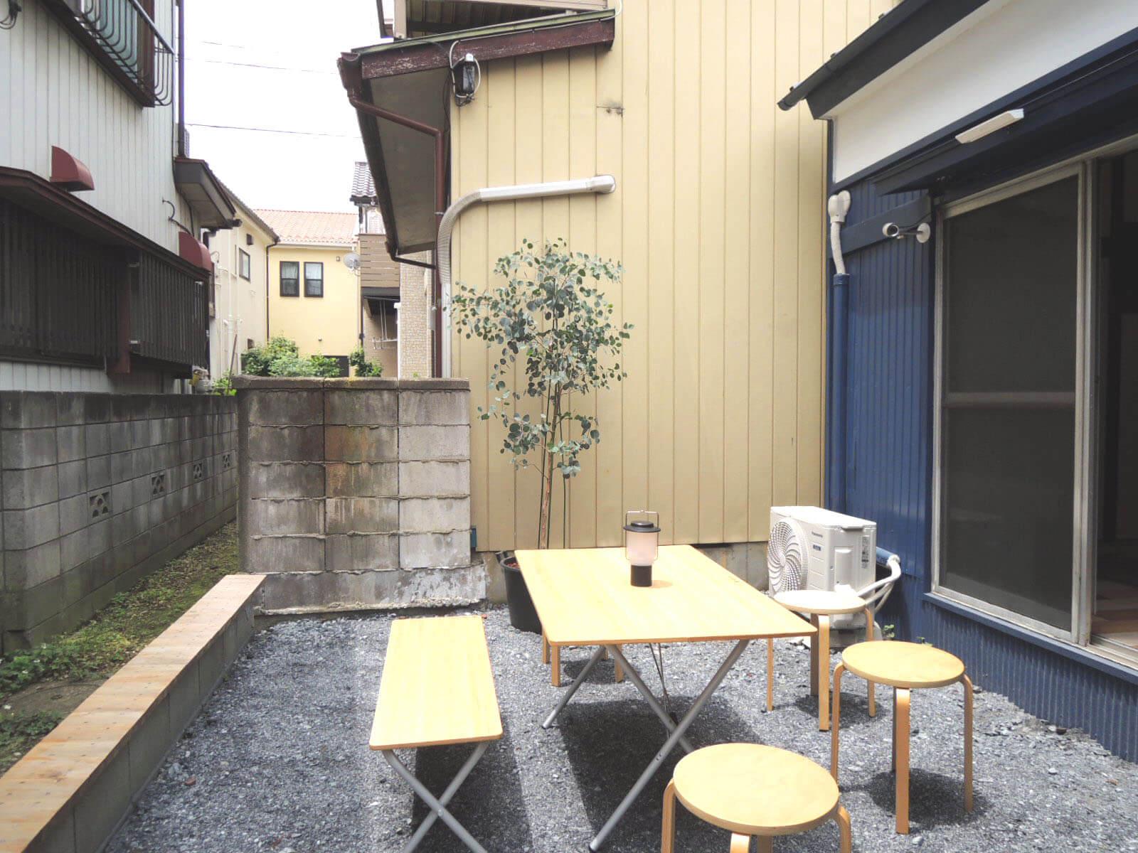 埼玉県蕨市中央の賃貸物件/左下のかなり低い塀はベンチ仕様になっています