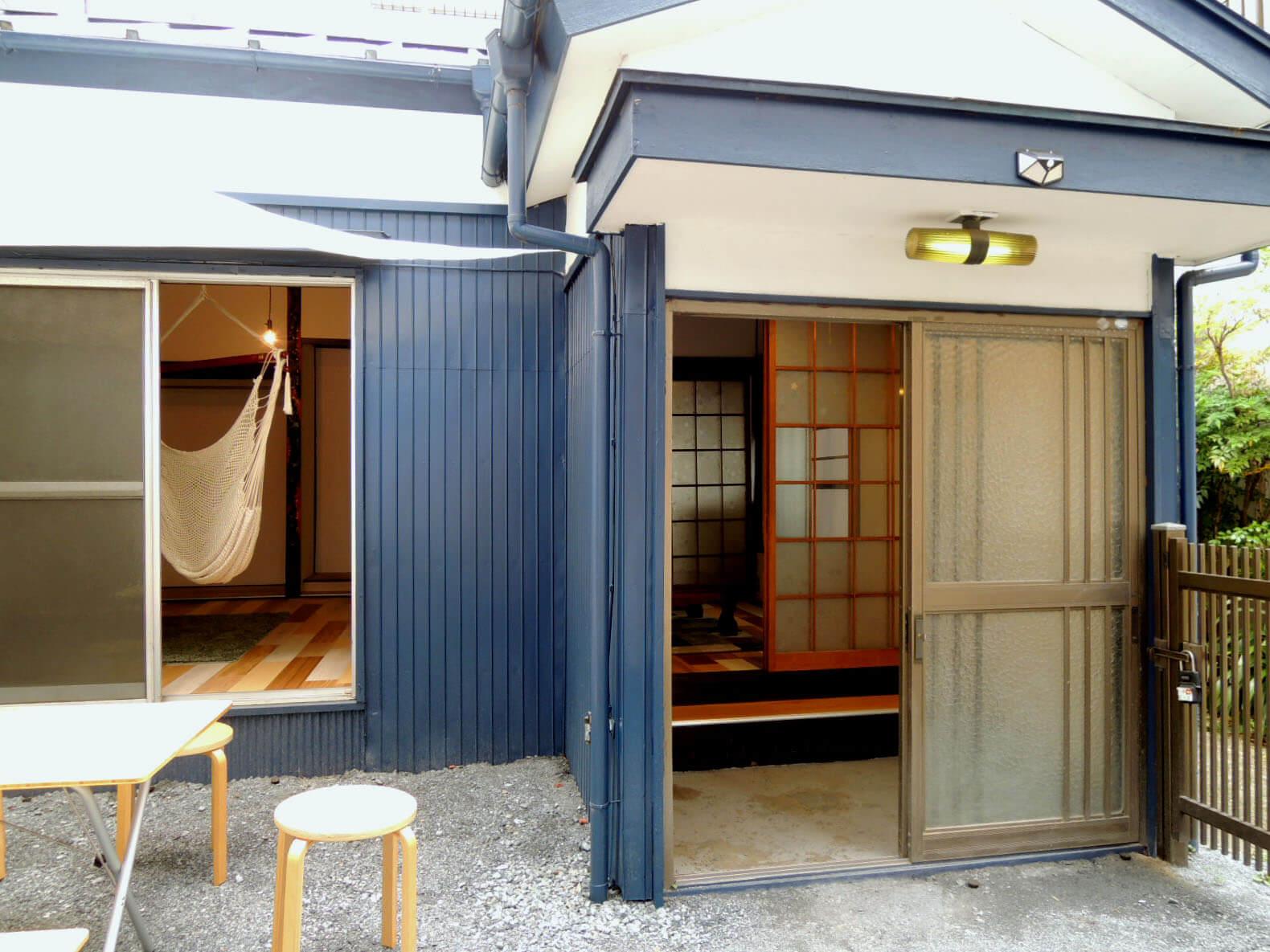 埼玉県蕨市中央の賃貸物件/カラカラと引戸の音がする玄関がいい味出しています